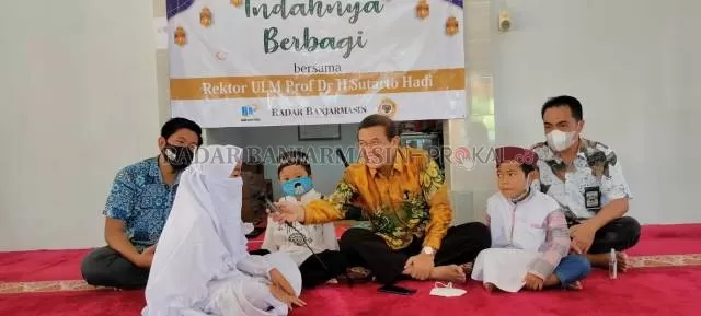 AKRAB: Rektor ULM Prof H Sutarto Hadi saat berbincang dengan anak yatim piatu di Musala Syafakatul Ikhwan Banjarbaru, Kamis (22/4).