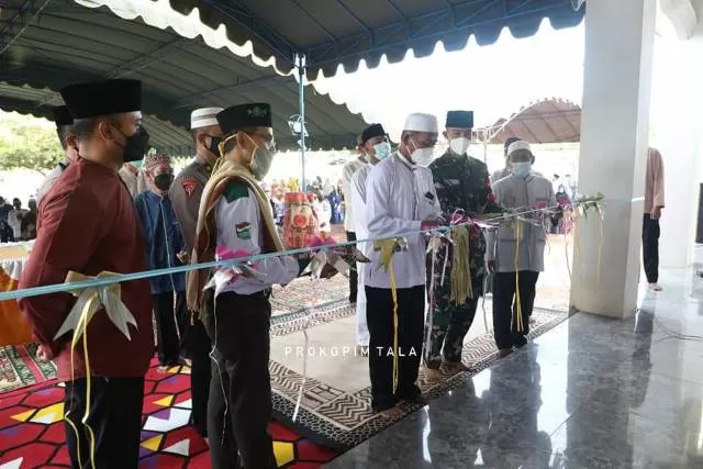 PERESMIAN: Bupati Tanah Laut H M Sukamta resmikan pembangunan masjid Al-Hijriah pada saat safari ramadan.
