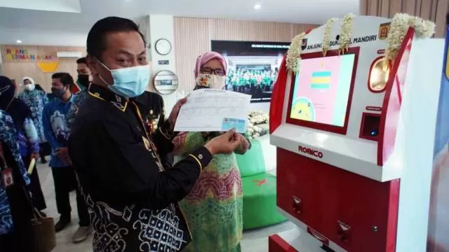 DIOPERASIKAN: Wawali Kota Banjarbaru, Wartono memcoba unit Anjungan Dukcapil Mandiri yang ditempatkan di Mal Pelayanan Publik (MPP) Banjarbaru