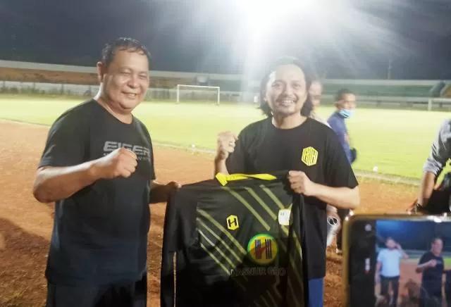 SIMBOLIS: Tim Barito Putera melakukan partai persahabatan dengan tim Paman Birin All Star di Stadion Demang Lehman Martapura, Jumat (23/4) malam.