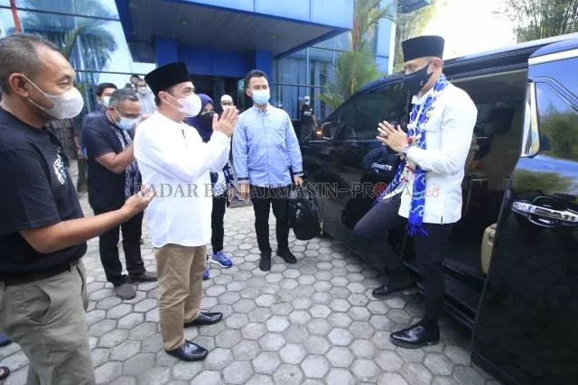 KUNJUNGAN MEDIA: Kunjungan Ketua Umum Partai Demokrat, Agus Harimurti Yudhoyono (AHY) ke Kantor Pusat Radar Banjarmasin, kemarin (25/4) sore. Dia berharap, Radar Banjarmasin turut bekerja sama menjaga demokrasi, serta menjadi corong informasi yang mengedukasi dan menginspirasi masyarakat Kalsel. | FOTO: M RIFANI/RADAR BANJARMASIN