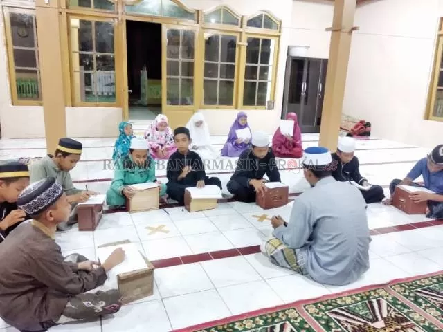 BELAJAR: Santri Pesantren Tahfiz Quran As'adiyah Ahsanu Amala Desa Salino Kotabaru.