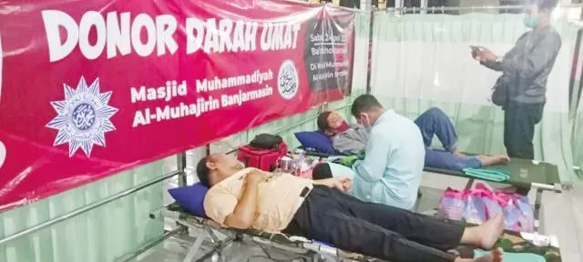 KEGIATAN RUTIN: Jemaah Masjid Muhammadiyah Al Muhajirin Banjarmasin melakukan donor darah usai salah Tarawih, Sabtu (24/4) malam.