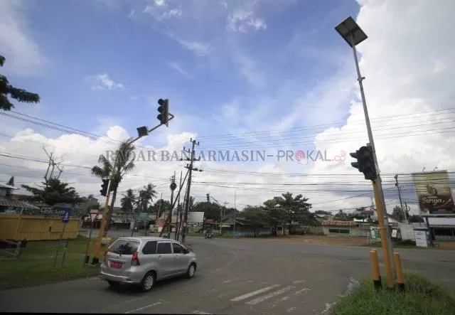 MASIH MATI: Lampu lalu lintas di persimpangan Jln Mistar Cokrokusumo dengan Jln Trikora Banjarbaru, sampai kemarin belum juga diperbaiki. | FOTO: MUHAMMAD RIFANI/RADAR BANJARMASIN