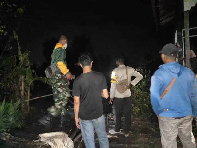 HANGUS: Rumah yang terbuat dari kayu membuat api dengan mudahnya meluluh lantakkan rumah warga di Desa Tinggiran 2 (Sungai Lauk), Kecamatan Tamban, Minggu (25/04) malam. | Foto: Polsek Tamban for Radar Banjarmasin.