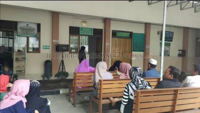 MELONJAK: Suasana pelayanan di Pengadilan Agama Banjarmasin. Angka kasus gugatan perceraian melonjak sejak pandemi. | FOTO: MUHAMMAD KHAIDIR/RADAR BANJARMASIN