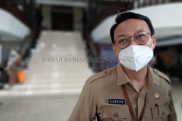 PEJABAT TERAS: Kepala Bakeuda Banjarmasin, Subhan Nor Yaumil menjelaskan tentang THR ASN dan honorer pemko, kemarin di Balai Kota. | FOTO: WAHYU RAMADHAN/RADAR BANJARMASIN