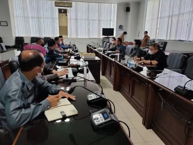 PERTEMUAN: Anggota DPRD Tabalong melakukan pertemuan dengan Komisi III DPRD Kalimantan Selatan.