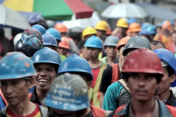 WAJIB THR: Buruh di Banjarmasin sepulang kerja. Pemerintah memberikan tenggat waktu pencairan bagi perusahaan: paling lambat tujuh hari sebelum hari raya Idulfitri. | FOTO: IST