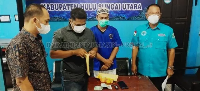 KASUS: BNNK Kabupaten HSU saat memperlihatkan pelaku kepemilikan sabu atas nama H Hanif bin H Fandi memiliki paket sabu 25 Gram. | Foto: Radar Banjarmasin