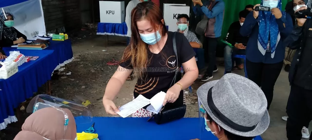 PSU: Pemilih di luar TPS menggunakan hak pilihnya di PSU Banjarmasin Selatan.| Foto: Maulana/RADAR BANJARMASIN