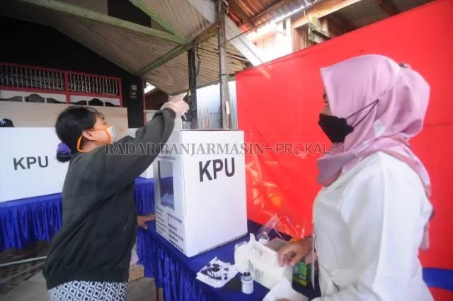 MENINGKAT: Warga Banjarmasin melakukan pemungutan suara ulang Pilkada Banjarmasin, kemarin. Partisipasi pemilih diklaim membaik. | FOTO: M OSCAR FRABY/RADAR BANJARMASIN