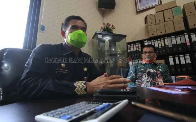 TUNGGU PUSAT: Kepala BPKAD Kota Banjarbaru, Jainuddin (kiri) mengatakan bahwa pencairan THR untuk ASN lingkup Pemko Banjarbaru masih menunggu juknis dari pusat. | FOTO: MUHAMMAD RIFANI/RADAR BANJARMASIN