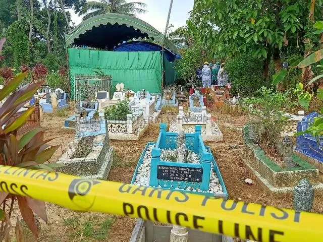 GARIS POLISI: Didalam tenda, tim melakukan autopsi terhadap mayat Nor Baiti Rahmah. | Foto: Rasidi Fadli/Radar Banjarmasin