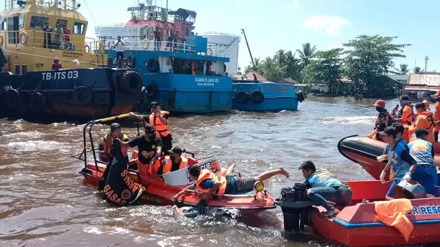EVAKUASI: Proses evakuasi jasad korban dari Sungai Barito, kemarin pagi. | FOTO: RELAWAN FOR RADAR BANJARMASIN