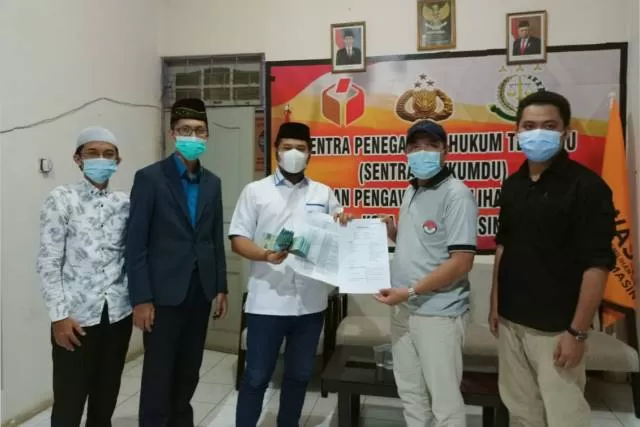 MELAPOR: Tim hukum petahana menyerahkan barang bukti tambahan ke kantor Bawaslu Banjarmasin. | FOTO: TIM HUKUM IBNU SINA FOR RADAR BANJARMASIN