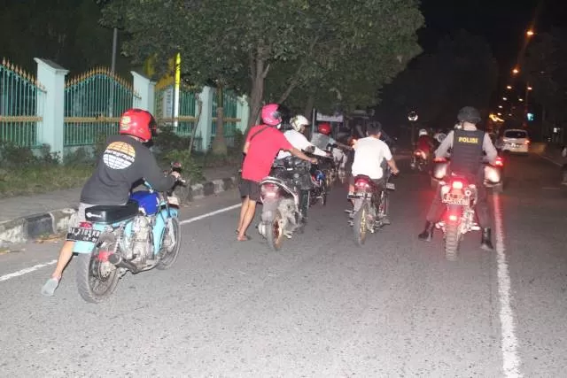 DIGIRING: Puluhan remaja saat diamankan Satlantas Polres Banjarbaru, lantaran melakukan aksi balapan liar di sekitaran Lapangan Murjani beberapa hari lalu. | FOTO:  POLRES BANJARBARU FOR RADAR BANJARMASIN
