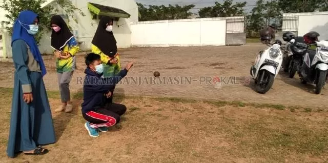 FOKUS: Atlet Petanque HSU saat latihan pagi di kompleks stadion Karias Desa Karias Kecamatan Amuntai Tengah.