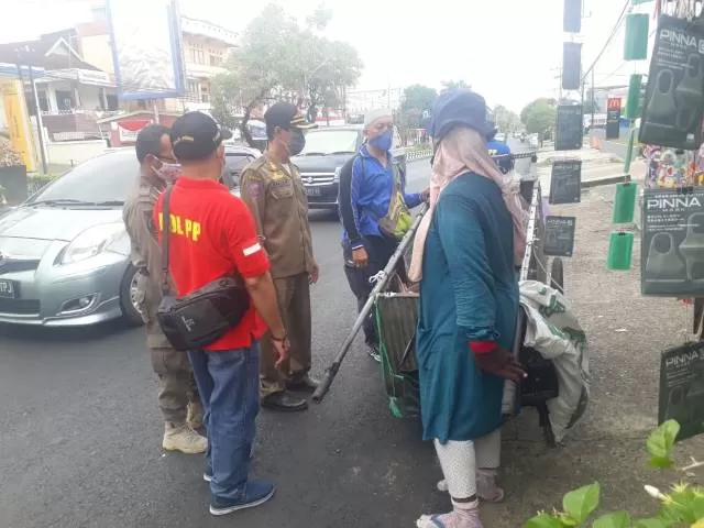 DITERTIBKAN: Penyandang Masalah Kesejahteraan Sosial (PMKS) di ruas jalan di wilayah Banjarbaru ditertibkan Satpol PP Banjarbaru. | Foto; Satpol PP Banjarbaru for Radar Banjarmasin