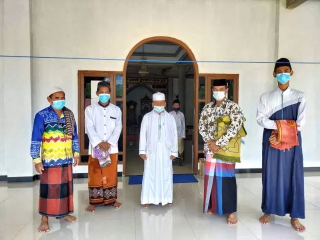 SOSIALISASI: Kecamatan Kuranji aktif menyosialisasikan prokes pandemi Covid-19 ke tempat ibadah, sekaligus membagikan sarana kesehatan masker.