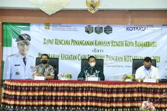 RAPAT: Wakil Wali Kota Banjarbaru, Wartono menghadiri acara Rapat Rencana Penanganan Kawasan Kumuh Kota Banjarbaru pada Kamis (29/4) di Aula BAPPEDA Kota Banjarbaru.