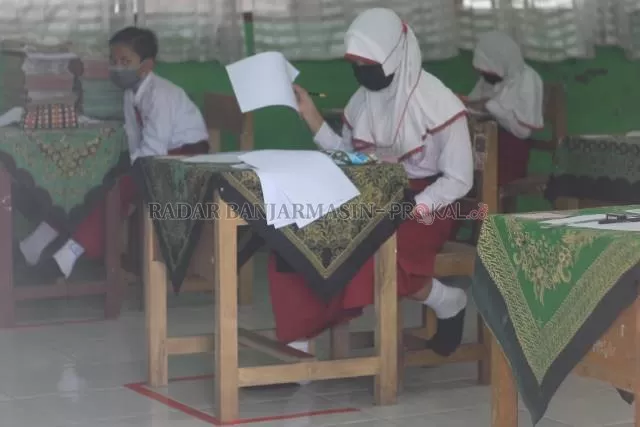 PAKAI MASKER: Ujian Sekolah (US) SD di tengah pandemi di Banjarmasin, sebelum Ramadan kemarin.