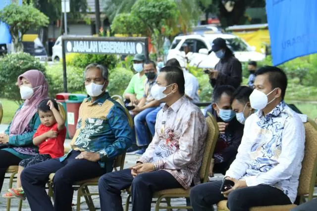 Wakil Wali Kota Banjarbaru Wartono didampingi Sekretaris Daerah Kota Banjarbaru Said Abdullah menghadiri acara penyerahan bantuan sosial paket sembilan bahan pokok dari Bank Kalsel dalam Rangka Hari Jadi ke-22 Kota Banjarbaru Tahun 2021.
