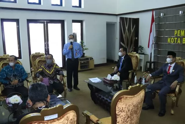 EKSPOSE: Wali Kota Banjarbaru, Aditya Mufti Ariffin didampingi Wakil Wali Kota Banjarbaru, Wartono mendengarkan Ekspose SKPD di Lingkungan Pemerintah Kota Banjarbaru Tahun 2021 pada Jumat (30/4).
