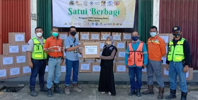 KEPEDULIAN: PT Arutmin Indonesia Tambang Satui dan mitra kerja setiap tahunnya rutin memberikan bantuan kepada masyarakat terutama saat bulan Ramadan. | FOTO: ARUTMIN FOR RADAR BANJARMASIN