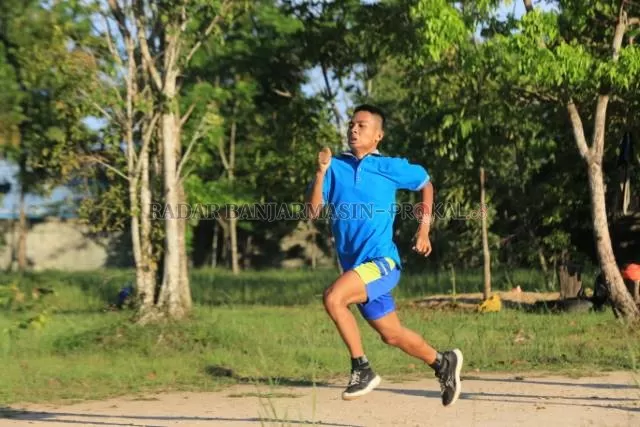 KESULITAN: Beberapa pelari atletik Banjarmsain mengalami penurunan fisik selama bulan Ramadan. Hal tersebut cukup mengganggu persiapan di ajang Popda.