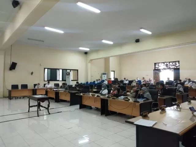 BERI KETERANGAN: Wakil Bupati HST H Mansyah Sabri menjelaskan bahwa Bupati HST tidak hadir pada sidang paripurna penandatanganan MoU RPJMD karena tidak bisa meninggalkan rapat.