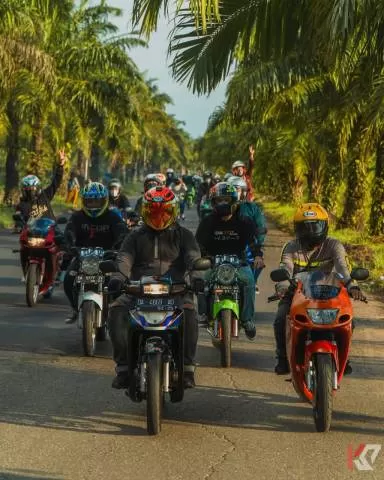 SOLID: Komunitas pecinta motor dua tak berbagai merek melakukan riding bareng dan bukber, beberapa waktu lalu.