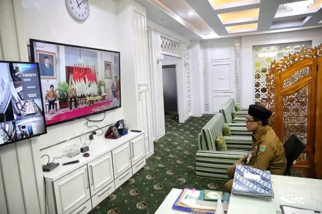 SINERGITAS: Bupati Tanbu dr HM Zairullah Azhar menyaksikan live streaming Musrenbang nasional dari ruang kerjanya.