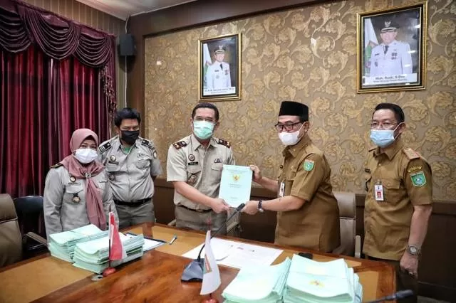 KERJA SAMA: Bupati Tanbu dr HM Zairullah Azhat menerima beberapa sertifikat aset yang diserahkan oleh BPN.