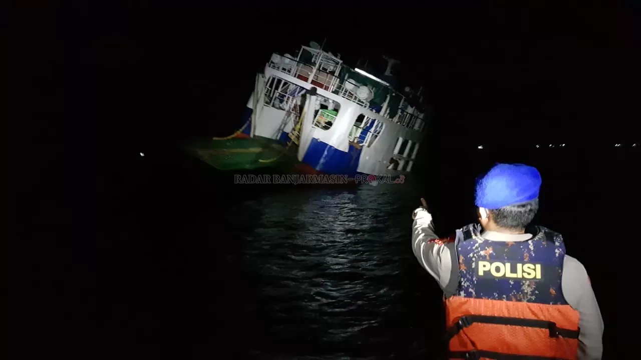 KARAM : Kapal Ferry Penyeberangan Kotabaru - Batulicin karam menghatam karang.  Sebanyak 23 orang berhasil dievakuasi.