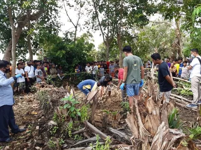 PEMBONGKARAN KUBURAN: Pembongkaran kuburan di Desa Tabat, Kecamatan Labuan Amas Utara, Kabupaten HST, disaksikan banyak warga.