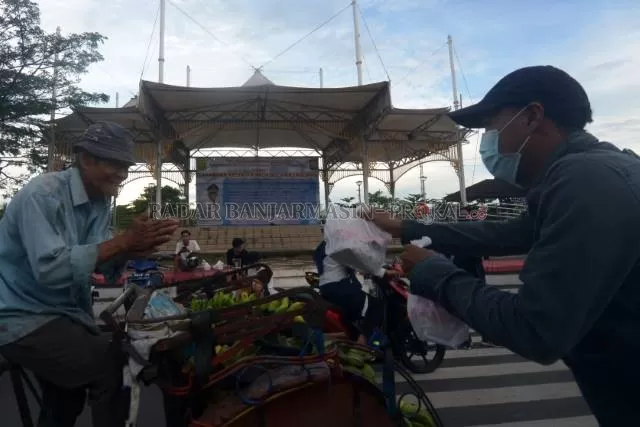 PEDULI: Rekan jurnalis berbagi takjil di Jalan RE Martadinata, depan kantor Wali Kota Banjarmasin, kemarin.