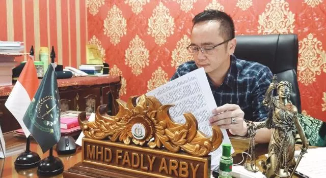 FOKUS: Kasi Pidsus Kejaksaan HSU Fadly Arby tengah melihat berkas pelimpahan pihak Seksi Intelijen. | Foto: Muhammad Akbar/Radar Banjarmasin