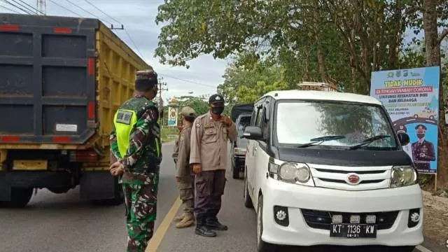STOP: Pelintas saat dihentikan di Pos Pengamanan Penyekatan Arus Mudik di Desa Tayur Kecamatan Amuntai Utara.