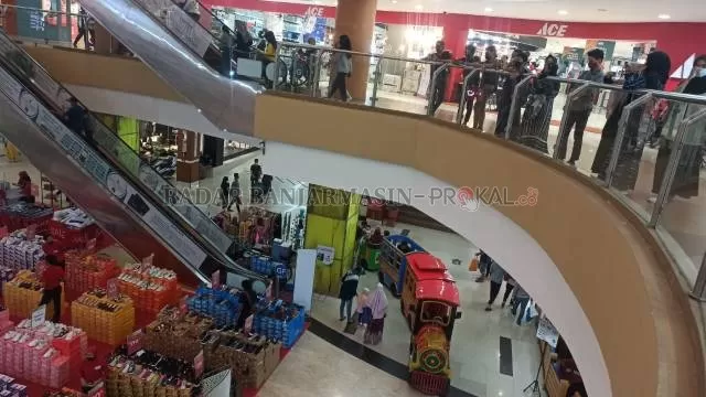 PADAT: Kondisi Q Mall Banjarbaru (9/5). Tampak dipadati pengunjung menjelang ditutup sementara besok (11/5) hingga 16 Mei 2021 nanti. | FOTO: SUTRISNO/RADAR BANJARMASIN