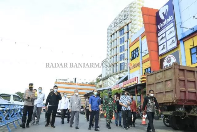 MONITORING: Unsur Forkopimda Banjarbaru mengunjungi sejumlah tempat ramai termasuk di Q Mall Banjarbaru usai mengeluarkan larangan operasional selama tanggal 11-16 Mei 2021 nanti. Kebijakan ini menuai pro kontra di masyarakat termasuk para pelaku usaha. | Foto: Muhammad Rifani/Radar Banjarmasin