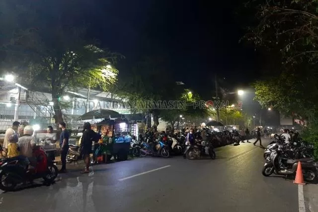 RAMAI: Parkiran motor di bahu kiri dan kanan Jalan RE Martadinata. Pada malam bulan puasa, kawasan kantor wali kota tak pernah sepi. | FOTO: WAHYU RAMADHAN/RADAR BANJARMASIN