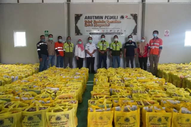 KEPEDULIAN: PT Arutmin Indonesia Tambang Asam-asam bersama dengan mitra kerja membagikan ribuan paket sembako di delapan desa Kecamatan Jorong dan Kintap.