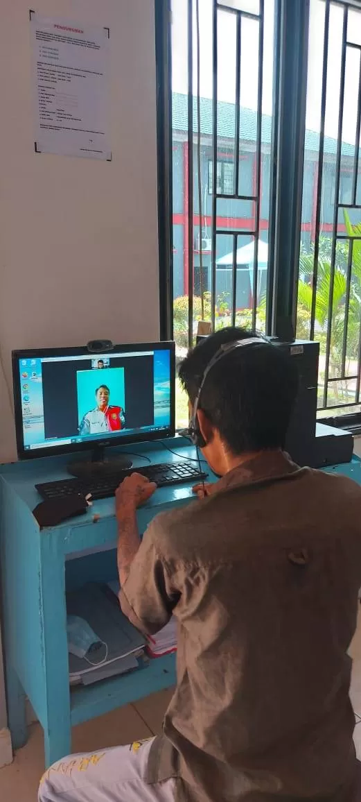 LEPAS RINDU: Semenjak pandemi merebak, arapidana yang menjalani masa tahanan di Lapas Banjarbaru memaksimalkan layanan video call bersama kerabat atau keluarganya. | Foto: Lapas Banjarbaru for Radar Banjarmasin