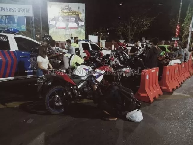 DITILANG: Inilah puluhan sepeda motor dengan knalpot brong yang terjaring Satlantas Polresta Banjarmasin di Jalan Sudirman. Kebanyakan dari pengendara itu masih remaja.