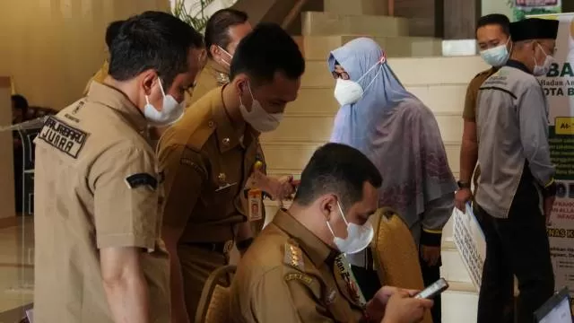 TUNAIKAN KEWAJIBAN: Wali Kota Banjarbaru H M Aditya Mufti Ariffin saat mengeluarkan zakat melalui Baznas, kemarin (10/5). | FOTO: HUMAS DAN PROTOKOL PEMKO BANJARBARU