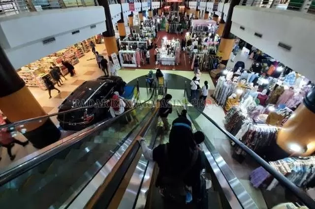 NGEMAL: Keramaian di atrium Duta Mall Banjarmasin, kemarin (10/5). Manajemen menyayangkan kebijakan penutupan sementara yang diambil Forkopimda Banjarmasin. | FOTO: WAHYU RAMADHAN/RADAR BANJARMASIN