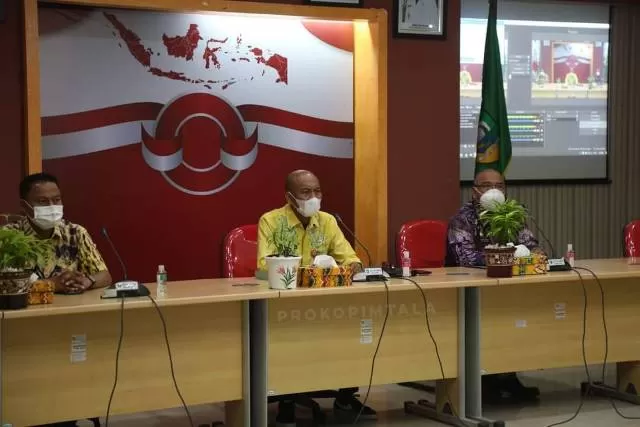 RAKORNAS: Sekretaris Daerah Tanah H Dahnial Kifli (tengah) didampingi Asisten Bidang Pemerintahan H Bambang Kusudarisman (kanan) dan Kepala Bagian Pemerintahan Mohammad Syahid (kiri) mengikuti rakornas evaluasi batas daerah.