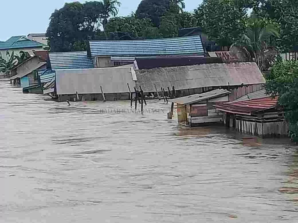 BANJIR SATUI: Ketika yang lain merayakan lebaran, belasan ribu warga Satui kebanjiran.