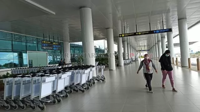 LENGANG: Kondisi Bandara Internasional Syamsudin Noor, kemarin. Selama mudik dilarang, bandara ini hanya melayani puluhan penumpang. | FOTO: SUTRISNO/RADAR BANJARMASIN